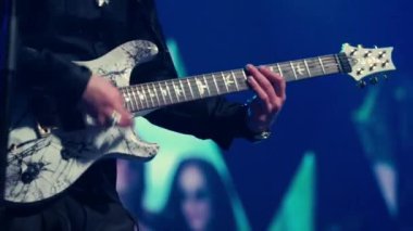 Adam aşamada gitar çalmak