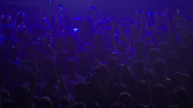 İnsanlar kulübü konserinde dans