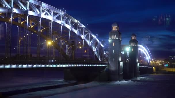 Мост старого стиля в городе — стоковое видео