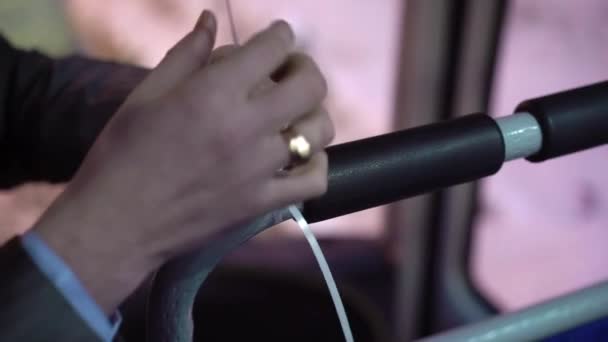 Piros léggömbök egy busz — Stock videók