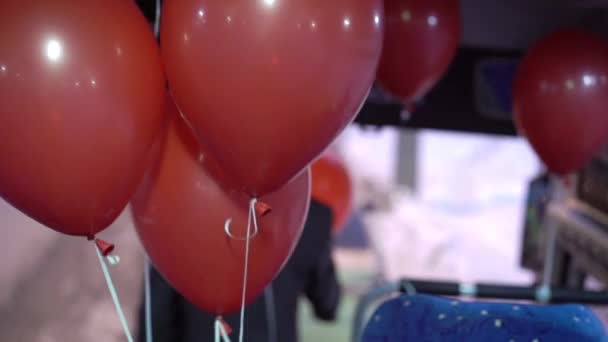 Røde ballonger i en buss – stockvideo