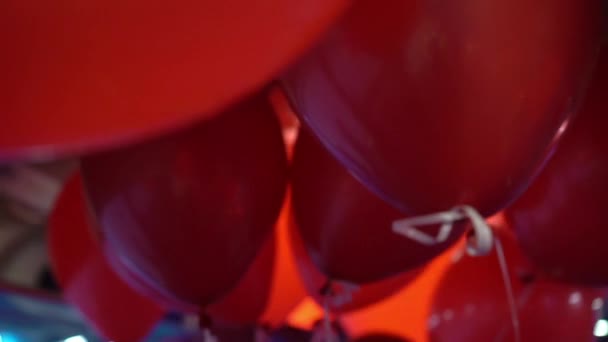 Palloncini rossi in un autobus — Video Stock