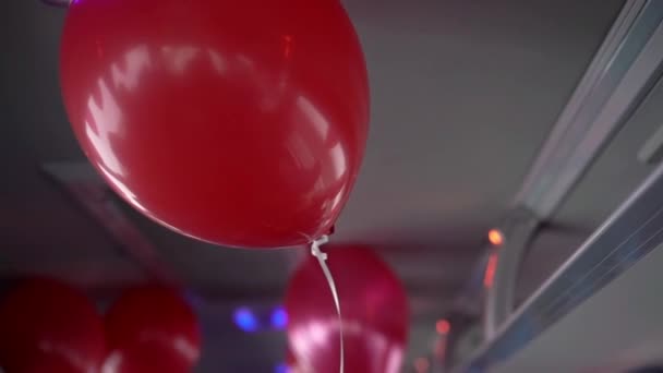 Red balloons in a bus — Stock Video