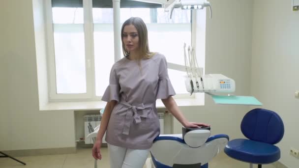 Mujer dentista en clínica — Vídeo de stock