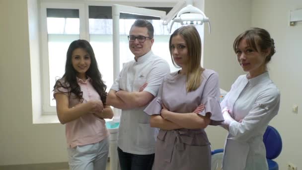 Grup de stomatologi în clinică — Videoclip de stoc