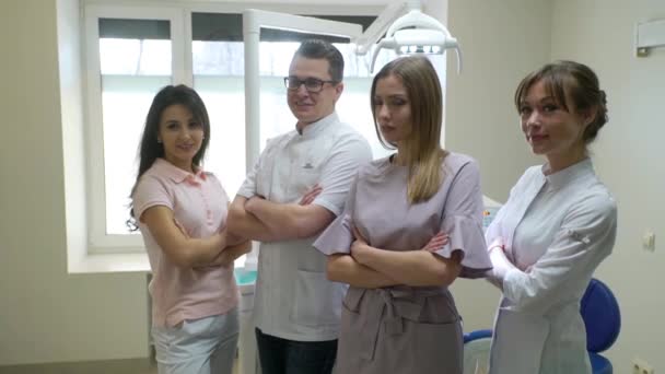 Grup de stomatologi în clinică — Videoclip de stoc
