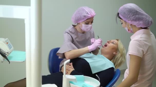 在牙科诊所的病人 — 图库视频影像