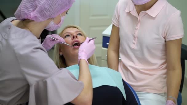 Paciente En clínica dental — Vídeos de Stock