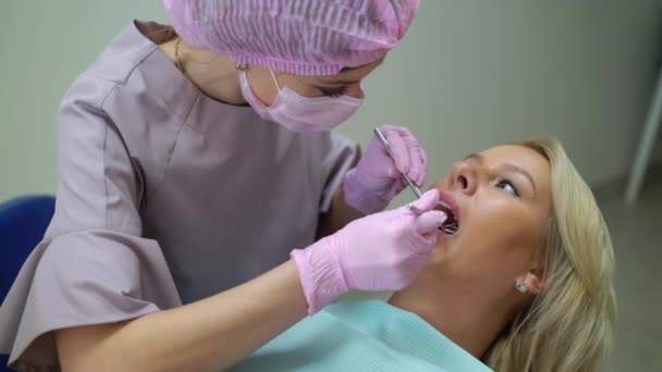 Patienten i tandvårdsklinik — Stockvideo