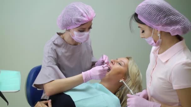 Patienten i tandvårdsklinik — Stockvideo