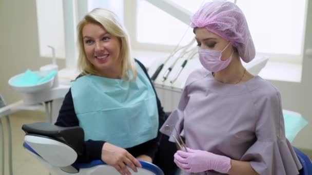 牙科诊所的病人和牙医医生 — 图库视频影像