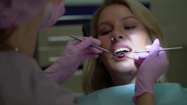Пациент в стоматологической клинике — стоковое видео