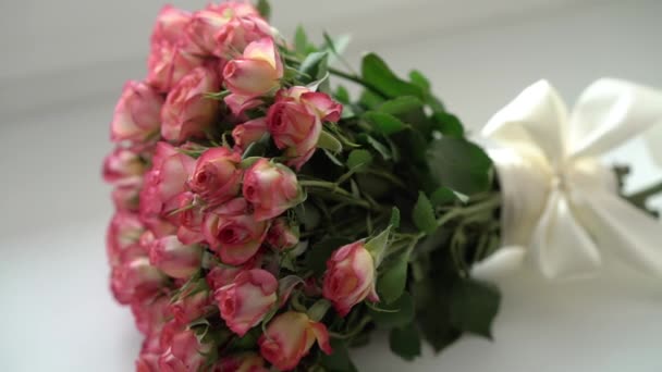 Μπουκέτο λουλούδια τριαντάφυλλο — Αρχείο Βίντεο