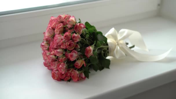 Bukett rosa blommor — Stockvideo