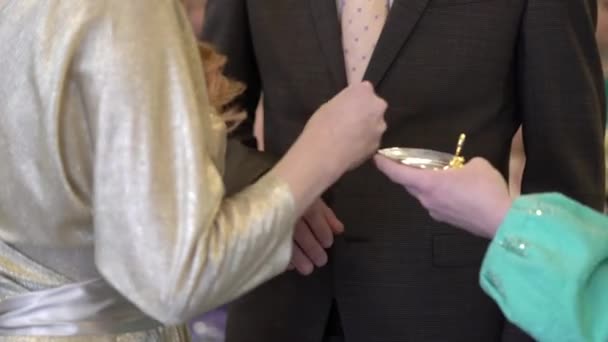 Mariée et marié mis sur des alliances — Video