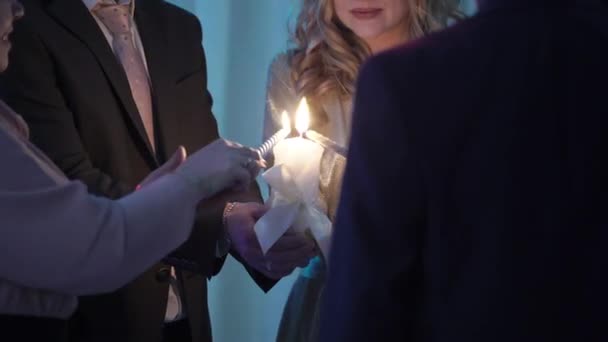 부모는 신부 및 신랑에 대 한 촛불 조명 — 비디오
