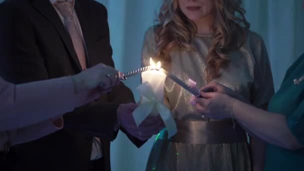 Родители зажигают свечи для жениха и невесты — стоковое видео