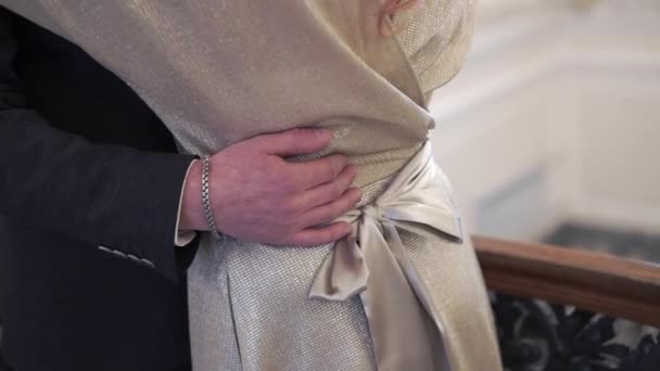 Człowiek w garniturze i kobieta w Sukienka beżowa ogarnięcie — Wideo stockowe