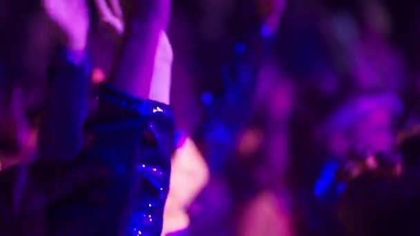Lidé tančí na koncertě v klubu — Stock video