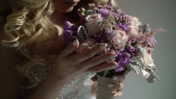 Mariée méconnaissable avec bouquet — Video