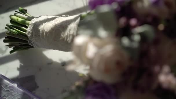 Svatební kytice a fialový invintation — Stock video