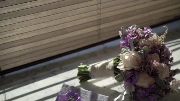 Bridal bouquet and violet invintation — Stock Video