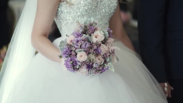 Sposa con bouquet alla cerimonia nuziale — Video Stock