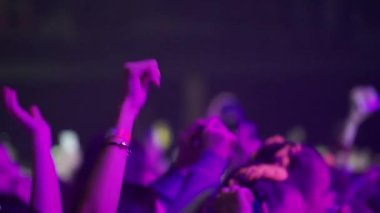 Saint-Petersburg, Rusya-11 Mart 2018: club konserinde dans insanlar