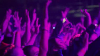 Saint-Petersburg, Rusya-11 Mart 2018: club konserinde dans insanlar
