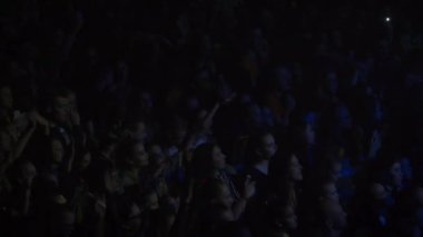 Saint-Petersburg, Rusya-11 Mart 2018: club konserinde dans insanlar