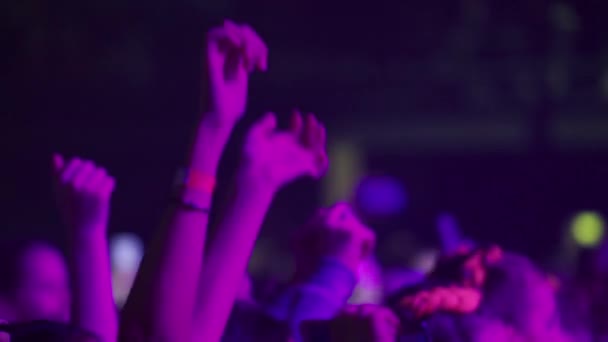 Saint-Petersburg, Rusko-11. března 2018: Lidé tančí na koncertě v klubu — Stock video