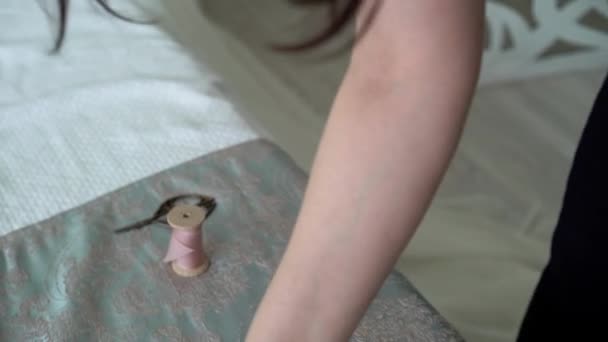 Wanita muda memotong pita merah muda dan menghiasi lilin — Stok Video