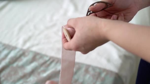Young woman cutting pink ribbo — Stock Video