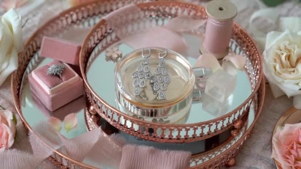 Bandeja rosa com brincos de noiva proposta anel e perfume — Vídeo de Stock