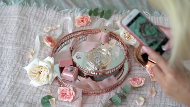 Roze dienblad met bruids oorbellen voorstel ring en parfum — Stockvideo