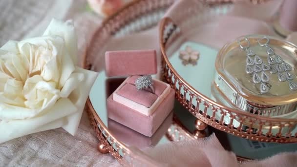 Růžový zásobník s kroužkem návrh svatební náušnice a parfém — Stock video