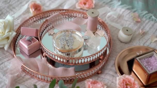 Růžový zásobník s kroužkem návrh svatební náušnice a parfém — Stock video