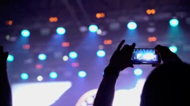 İnsanlar üstünde hareket eden telefon Atıcılık Kulübü, konserinde