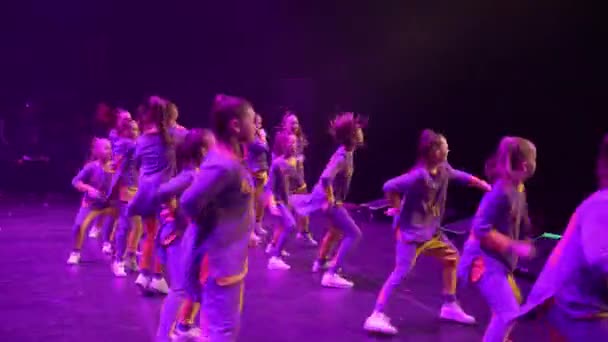 SAN PETERSBURGO, RUSIA - 11 DE MARZO DE 2018: Niños y adolescentes bailando en el escenario — Vídeo de stock