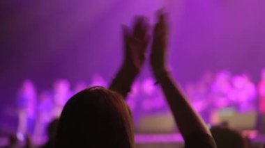 İnsanlar darağacının konserinde