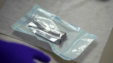 Saint-Petersburg, Rusya-21 Mart 2018: Diş hekimi doktor alır aletleri