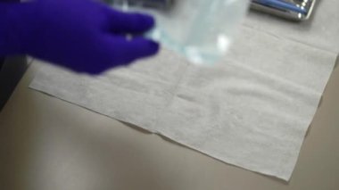 Saint-Petersburg, Rusya-21 Mart 2018: Diş hekimi doktor alır aletleri