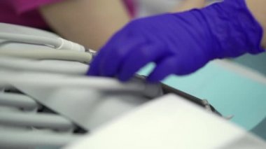 Diş hekimi doktor araçları alır