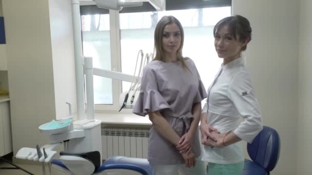 İki kadın diş Kliniği — Stok video