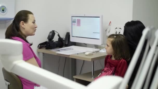 Paciente con niño ingresando a la clínica dental — Vídeo de stock