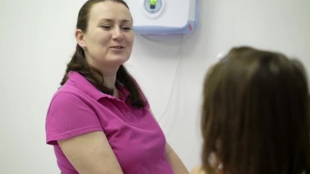 Pasien ibu dengan anak berbicara dengan dokter di klinik — Stok Video