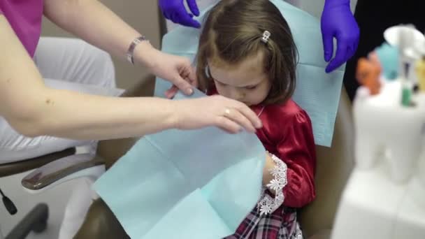 Niña en clínica dental — Vídeo de stock