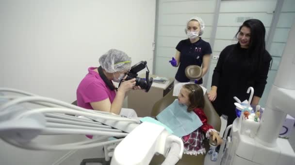 Девочка в стоматологической клинике — стоковое видео
