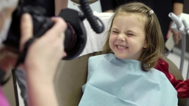 Gyermek lány fogászati klinika — Stock videók