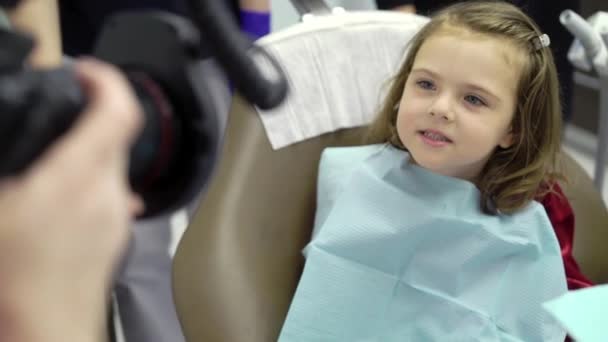 Дитяча дівчинка в стоматологічній клініці — стокове відео